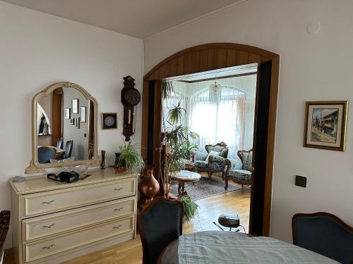 ein Schlafzimmer mit einer Kommode und einem Spiegel in der Unterkunft City Center Home in Sarajevo