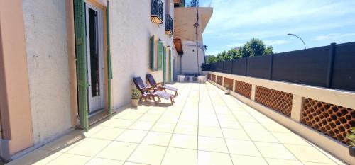 two benches on a balcony of a building at Sunset Villa atypical with air conditioning in Nice