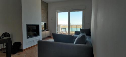ein Wohnzimmer mit Sofa und Fernseher in der Unterkunft Chalet 3 hab vista rio Guadiana in Ayamonte