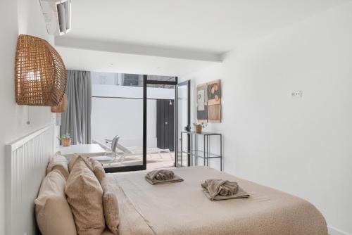 een slaapkamer met een bed met twee kussens erop bij Chez Oti Puerto Rico in Puerto Rico de Gran Canaria