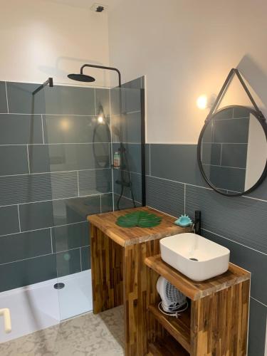 une salle de bain avec un lavabo et une douche dans l'établissement Appartement 350 m de la plage avec terrasse bois, à Saint-Jean-de-Monts