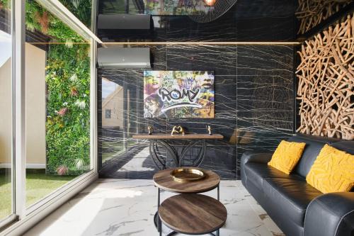 un salon avec un canapé et une table dans l'établissement 