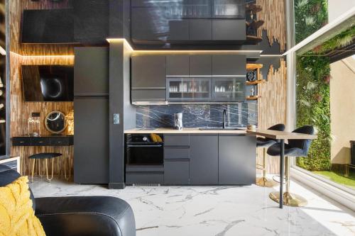 une cuisine avec un évier et une cuisinière dans l'établissement 