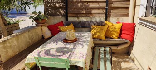 une table et des chaises assises sur un balcon avec une table dans l'établissement séjour en amoureux, Cocktail de bienvenue sur notre terrasse Provençale, à Hyères