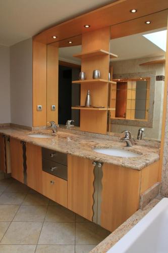 Photo de la galerie de l'établissement Manoir De Kergontrary, à Plounevez-Quintin