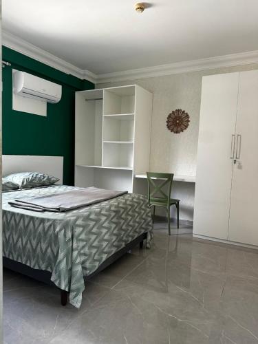 une chambre avec un lit et un mur végétal dans l'établissement Lindo Flat Boa Viagem 50m do Mar, à Récife