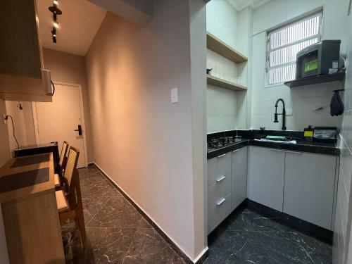 eine Küche mit Spüle und Arbeitsplatte in der Unterkunft Canal 3 lado da praia e R da Paz in Santos