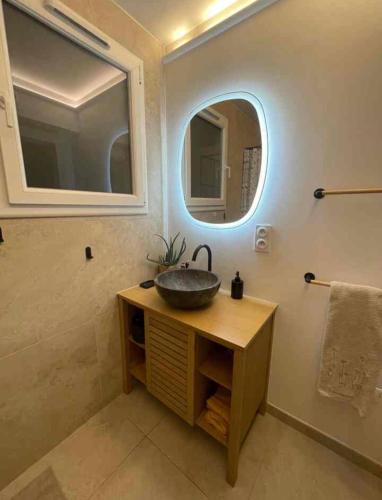 une salle de bain avec un lavabo et un miroir dans l'établissement Bright 2-room apartment - rooftop terrace - swimming pool, à Vallauris