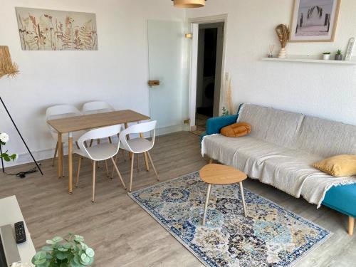 un salon avec un canapé et une table dans l'établissement L'Escale Colombe, Appartement à Concarneau, à Concarneau