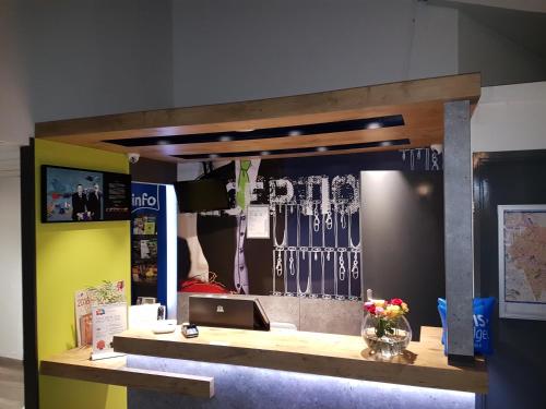 a room with a desk with a laptop on it at Ibis budget Lille Ronchin - Stade Pierre Mauroy in Ronchin