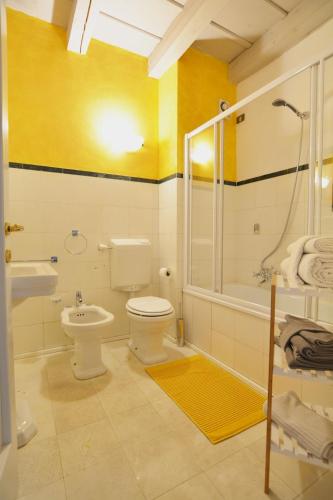 a bathroom with a toilet and a shower and a sink at Il Sambuco - in pieno centro in Padova