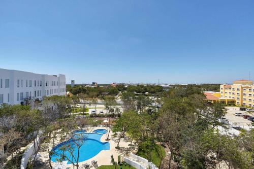an overhead view of a pool at a resort at Fairfield Inn & Suites by Marriott Cancun Airport in Cancún