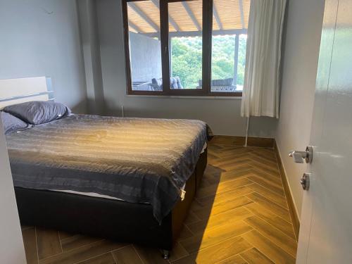 Postel nebo postele na pokoji v ubytování Kocaeli Başiskele Doğayla İç İçe Özel Havuzlu Tatil Evi