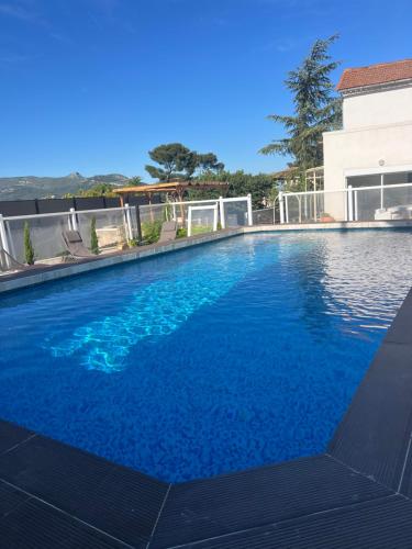 une grande piscine avec de l'eau bleue dans l'établissement Villa piscine Marseille, à Marseille