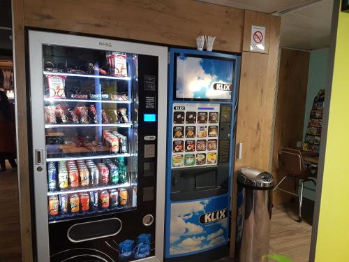een automaat met eten en drinken in een kamer bij Ibis budget Lille Ronchin - Stade Pierre Mauroy in Ronchin