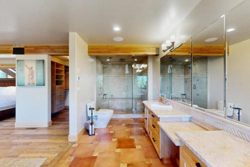 Un baño de Summit and Shore Hideaway