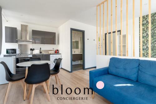 un salon avec un canapé bleu et une table dans l'établissement Le cocon Place du Marché Nancy coeur de ville, à Nancy