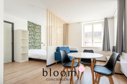 a room with a table and chairs and a bedroom at Le cocon Place du Marché Nancy coeur de ville in Nancy