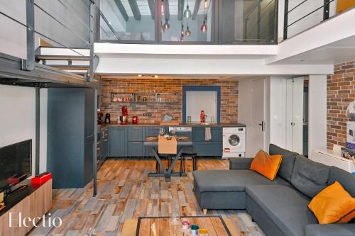 un salon avec un canapé et une cuisine dans l'établissement Apartment Petite Fusterie I Electio, à Avignon