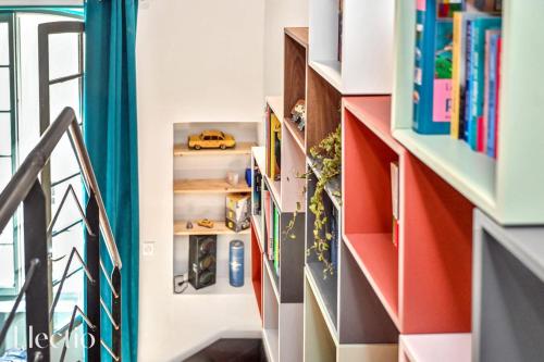 une pièce avec des étagères et un escalier dans l'établissement Apartment Petite Fusterie I Electio, à Avignon