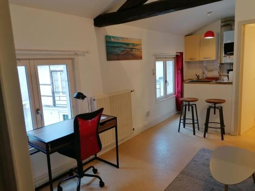 Il comprend un salon avec un bureau et une cuisine. dans l'établissement Centre Poitiers, à Poitiers