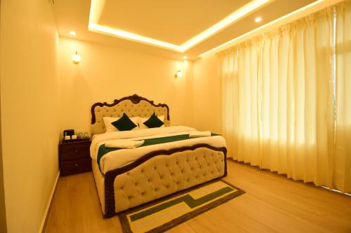 Ένα ή περισσότερα κρεβάτια σε δωμάτιο στο Hotel Snow World, Manali - Luxury Classic Room Near Wild Life Sanctuary With Rohtang View