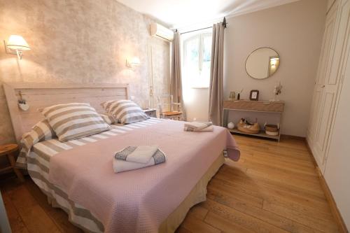 une chambre avec un lit avec deux serviettes dessus dans l'établissement Charming Provencal Mas with pool by Taillades, close to Cavaillon in the Luberon, sleeps 6., à Les Taillades