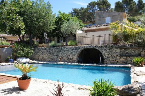 Charming Provencal Mas with pool by Taillades, close to Cavaillon in the Luberon, sleeps 6.