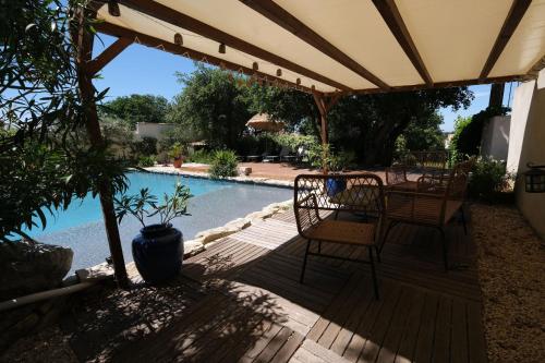 Charming Provencal Mas with pool by Taillades, close to Cavaillon in the Luberon, sleeps 6.