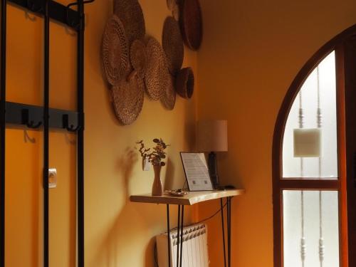 a room with orange walls and a table and a window at Casa Jacaranda in Arenas de San Pedro