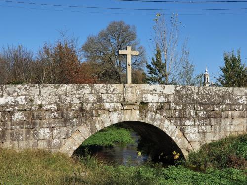 a stone bridge with a cross on top of it at Alvorada Medieval, AL in Valença