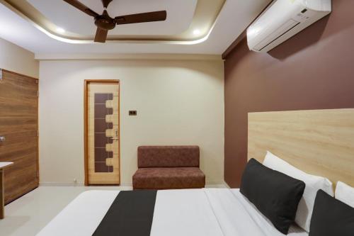 Postel nebo postele na pokoji v ubytování Hotel O D K Patil