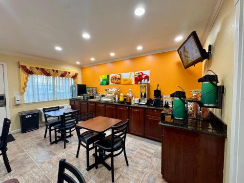 Η κουζίνα ή μικρή κουζίνα στο Quality Inn Ukiah