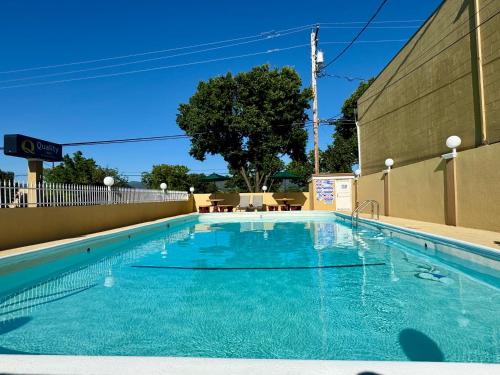 Πισίνα στο ή κοντά στο Quality Inn Ukiah