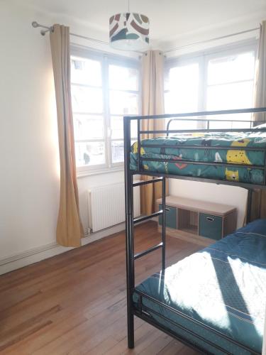une chambre avec deux lits superposés et une fenêtre dans l'établissement Appartement quartier du minck, à Calais