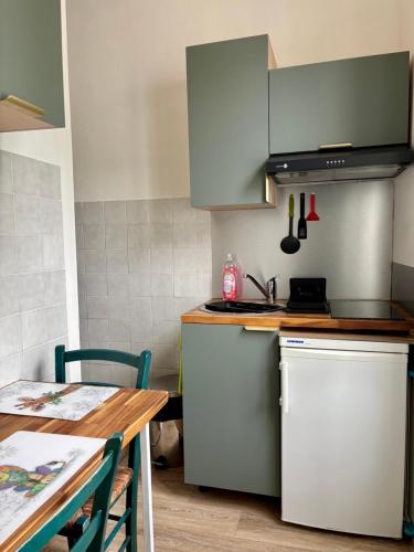 une cuisine avec un comptoir, une table et un comptoir dans l'établissement Ethnique, à Rochefort