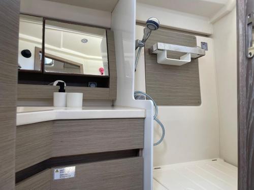 un baño con lavabo y ducha en Apartment Barco Xunguila Cascais, en Cascais