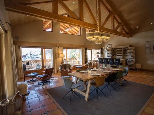 une salle à manger avec une table et des chaises dans l'établissement Chalet de prestige 5* aux Gets avec jacuzzi et cheminée - FR-1-598-39, aux Gets