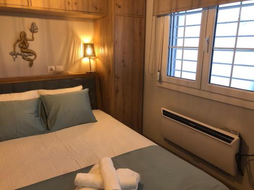シビリにあるHOUSE IN FRONT OF THE SEa!のベッドとタオル2枚のある寝室