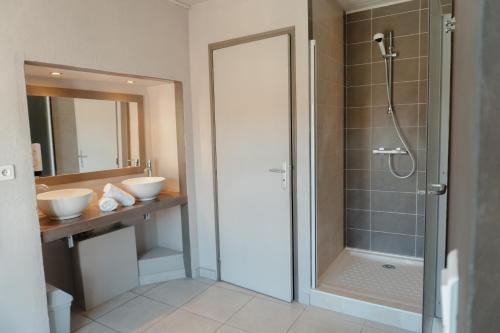 Ένα μπάνιο στο Hôtel Les Magnanarelles