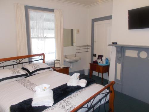 En eller flere senge i et værelse på The Kentish Hotel