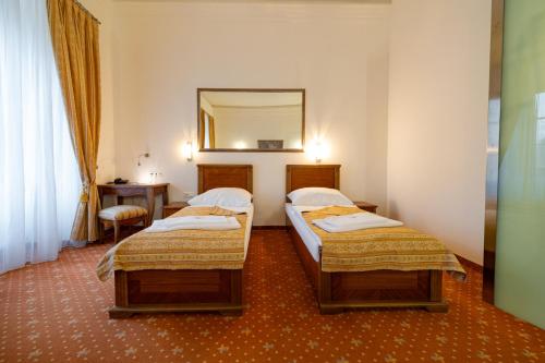 Postel nebo postele na pokoji v ubytování Hotel Zámok Topoľčianky