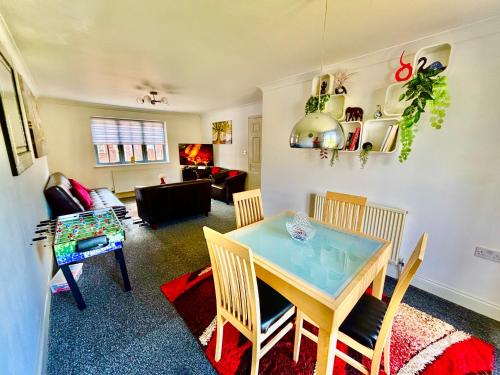 a living room with a table and chairs at Conveniently located 3 bed spacious home for couples, families and groups in Ipswich in Ipswich