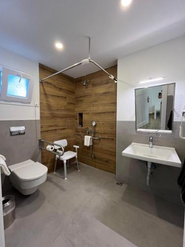a bathroom with a toilet and a sink at Hotel Gumusluk in Gümüşlük