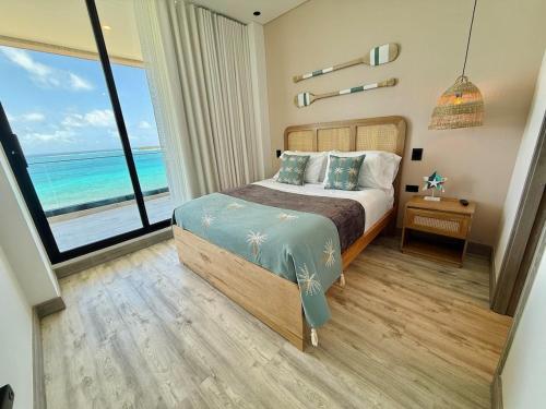 a bedroom with a bed with a view of the ocean at Almare Apartamentos nuevos in Gustavo Rojas Pinilla International
