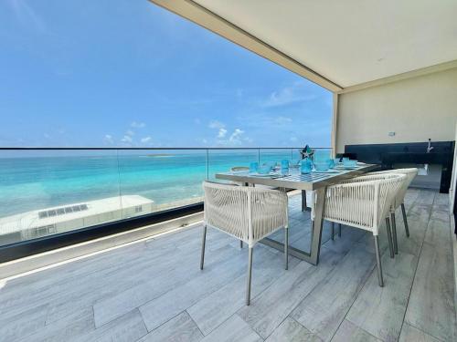 a dining room with a view of the ocean at Almare Apartamentos nuevos in Gustavo Rojas Pinilla International