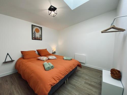 1 dormitorio con 1 cama grande de color naranja en una habitación en Les Gites de Saint Thierry, en Reims