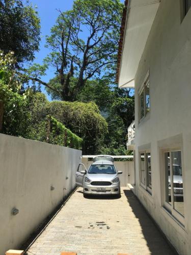 a car parked in a parking lot next to a building at Casa de la playa in São Paulo