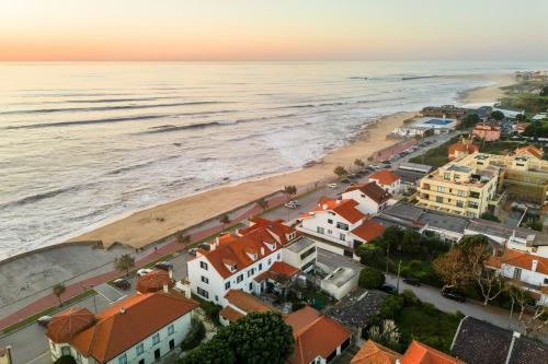 an aerial view of a beach with houses and the ocean at Casa do Sol da Granja in São Félix da Marinha