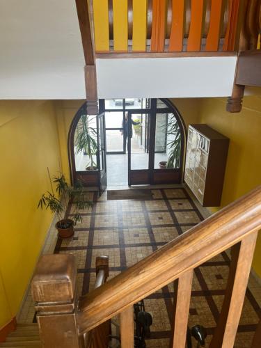 an overhead view of a hallway with yellow walls and a staircase at Studio - Port Ferry Ouitreham in Ouistreham
